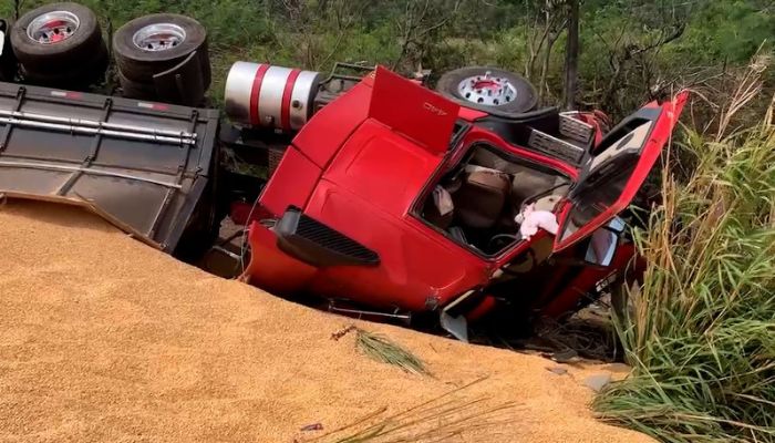 Pedestre é soterrado por milho após carreta tombar na BR 163